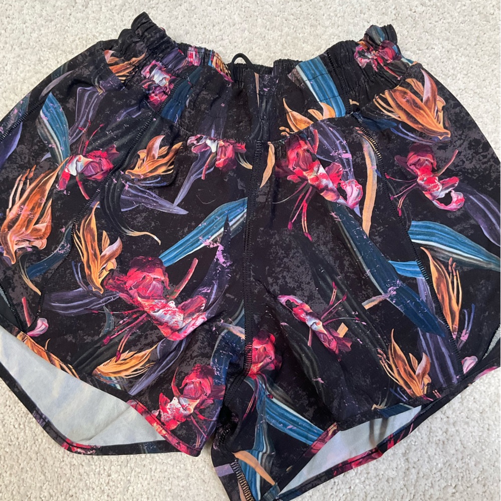 Lululemon hottie hot shorts 2.5” flowers size 6